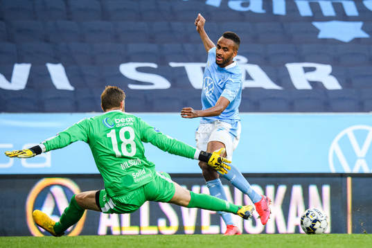 Malmö FFs Isaac Kiese Thelin och Helsingborgs målvakt