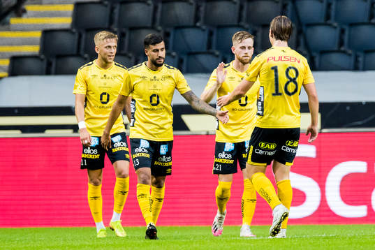 Elfsborgs Jesper Karlsson  (v) gör 0-2 och gratuleras av