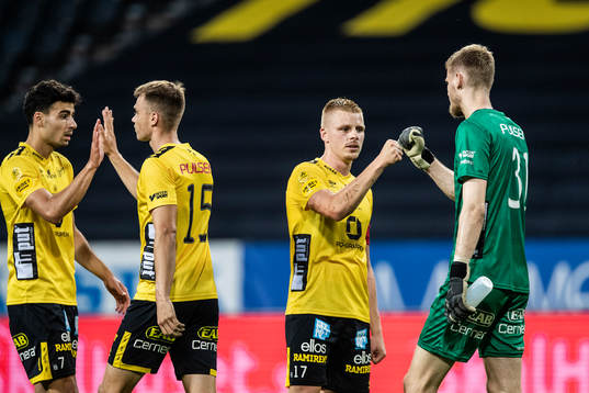 Elfsborgs spelare med Per Frick i mitten jublar