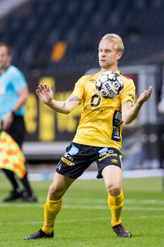 Elfsborgs Johan Larsson tar ner en boll
