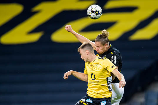 s Felix Michel i kamp om bollen med Elfsborgs Leo Väisänen