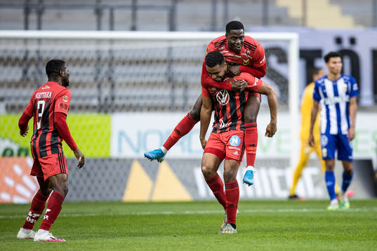 Östersunds Noah Sonko Sundberg och Isak Ssewankambo jublar