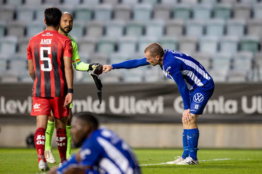 IFK Göteborgs Jakob Johansson tackar Östersunds målvakt