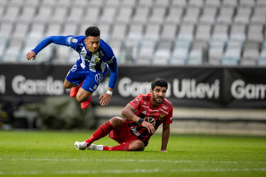 IFK Göteborgs Tobias Sana mot Östersunds Rewan Amin
