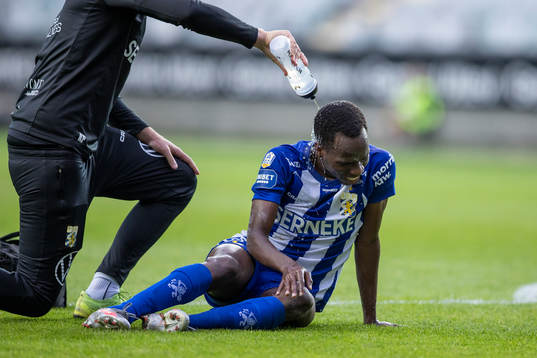 IFK Göteborgs Alhassan Yusuf Abdullahi kyls ner med vatten