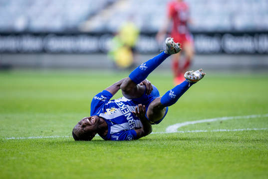 IFK Göteborgs Alhassan Yusuf Abdullahi får en smäll