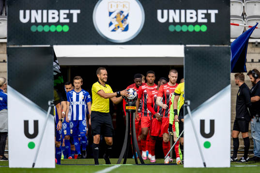Domaren Victor Wolf plockar matchbollen