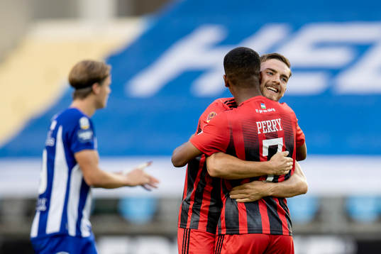 Östersunds Felix Hörberg och Nebiyou Perry jublar