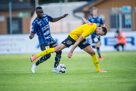 Sirius Nahom Girmai Netaby  och Mjällbys Max Watson