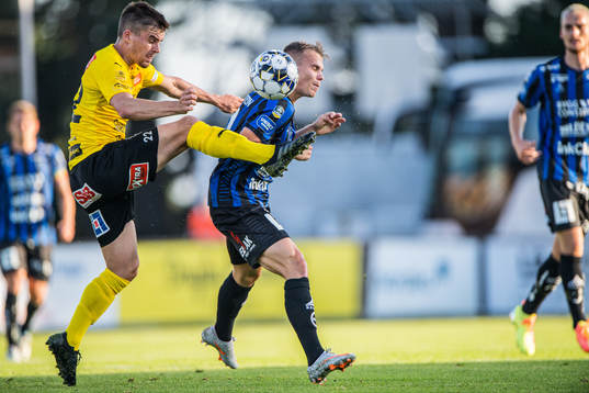 Sirius Elias Andersson och Mjällbys Jesper Gustavsson