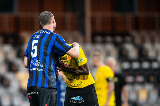 Sirius Daniel Jarl och Mjällbys Moses Orwohicho Ogbu deppar