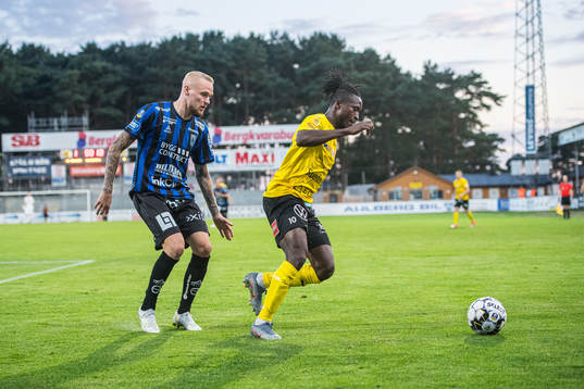 Sirius Adam Ståhl  och Mjällbys Mamudo Moro