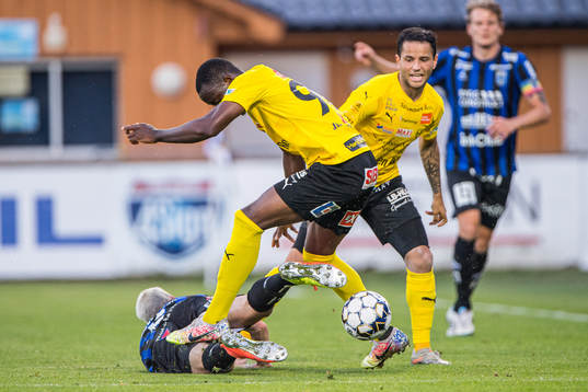 Mjällbys Moses Orwohicho Ogbu  och Mohanad Jeahze