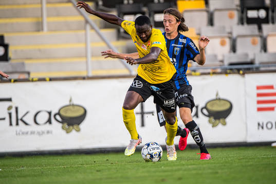 Sirius Axel Björnström  och Mjällbys Moses Orwohicho Ogbu
