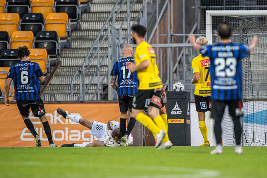 Mjällbys målvakt Carl-Johan Eriksson räddar och Sirius