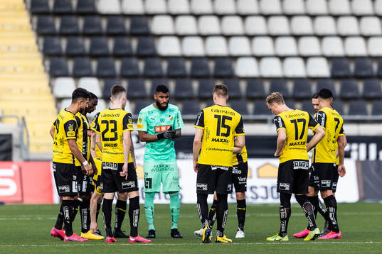 Häckens målvakt Jonathan Ursin Rasheed samlas med