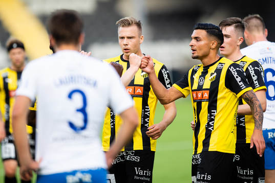 Häckens Alexander Söderlund jublar med lagkamrater