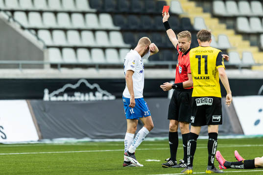 IFK Norrköpings Filip Dagerstål tilldelas ett rött kort