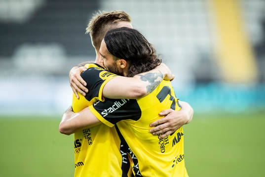 Häckens Alexander Söderlund och Leonard Zuta jublar