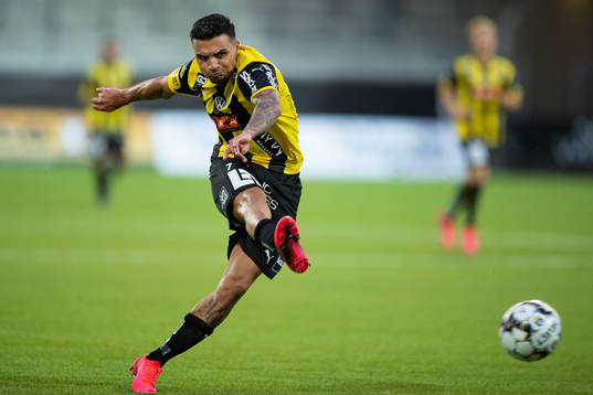 Häckens Ahmed Yasin skjuter ett skott