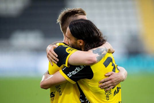 Häckens Alexander Söderlund jublar ihop med Leonard Zuta