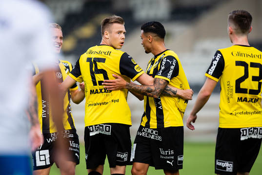 Häckens Alexander Söderlund jublar med lagkamrater