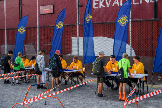 Spelarna skriver autografer
