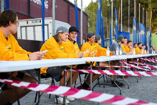 Frölundas Samuel Fagemo skriver autografer