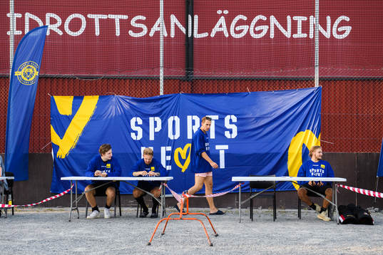Spelarna skriver autografer
