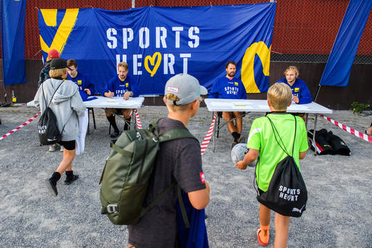 Spelarna skriver autografer