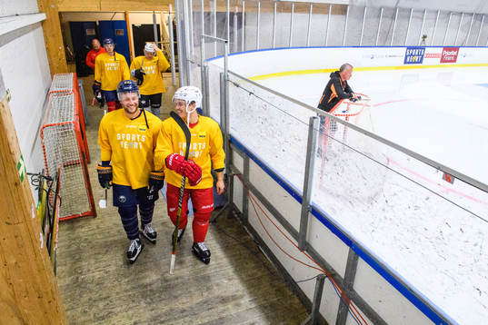 Buffalo Sabres Johan Larsson och Detroit Red Wings Dmytro