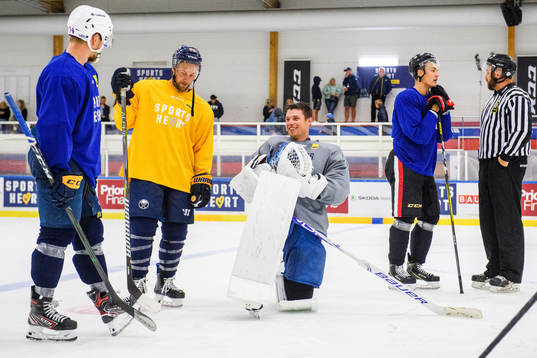 Buffalo Sabres Johan Larsson och målvakt Jonas Johansson