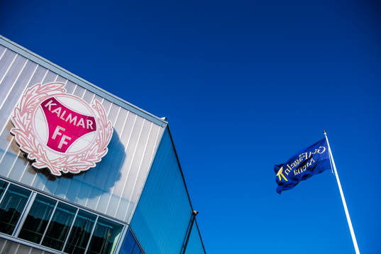 Kalmar FFs klubbmärke på Guldfågeln Arena