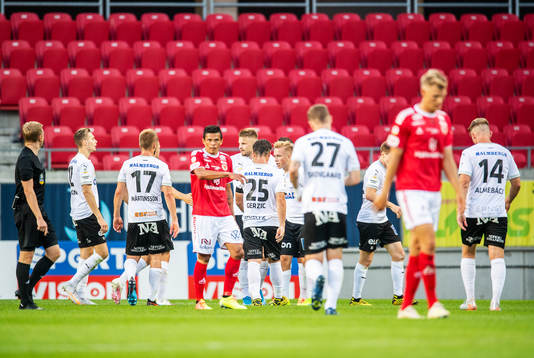 Örebros Nahir Besara jublar med lagkamrater