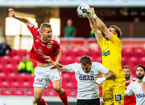 Kalmars Erik Israelsson och Örebros målvakt Oscar Jansson