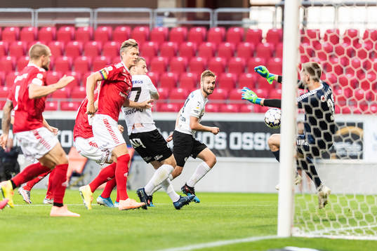 Kalmars målvakt Lucas Hägg-Johansson med en räddning av