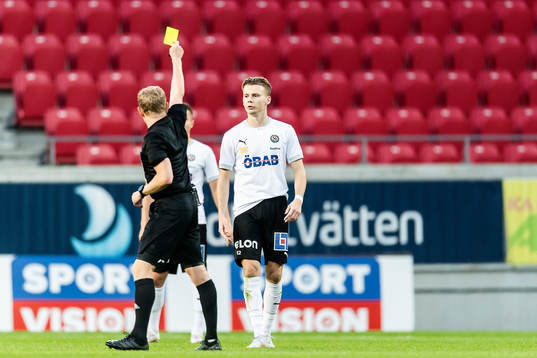 Örebros Jake Larsson tilldelas ett gult kort