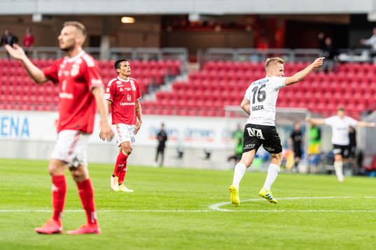 Örebros David Seger jublar