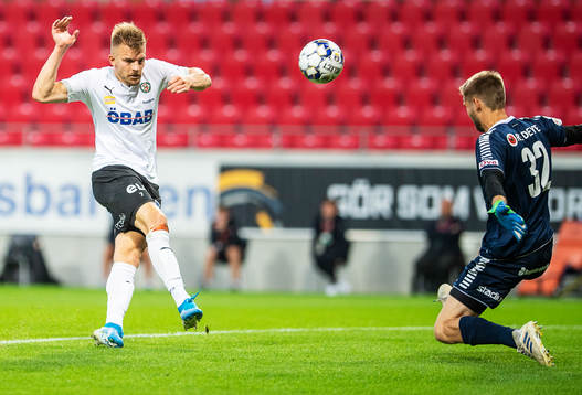 Örebros Erik Björndahl och Kalmars målvakt Lucas
