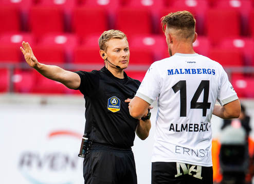 Domare Fredrik Klitte samtalar med Örebros Michael