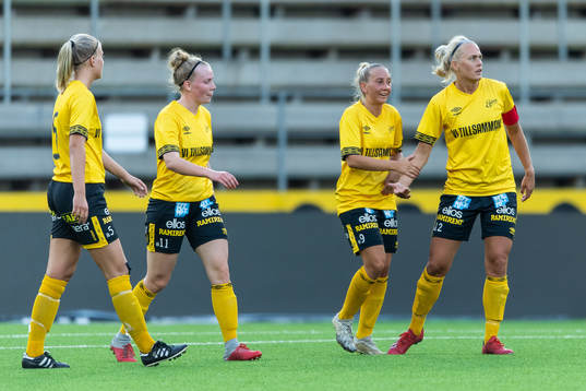 Elfsborgs Cornelia Andersson kramas om av Ellen Larsson och