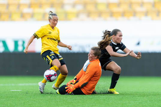 Elfsborgs Cornelia Andersson inkamp med Hus målvakt Sara
