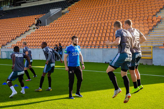 Brages spelare värmer upp