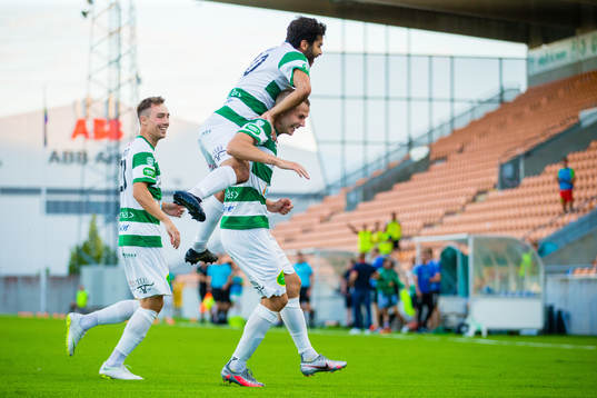 Västerås Jonas Hellgren jublar med Filip Tronet och