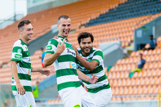 Västerås Jonas Hellgren (m) jublar med Filip Tronet och