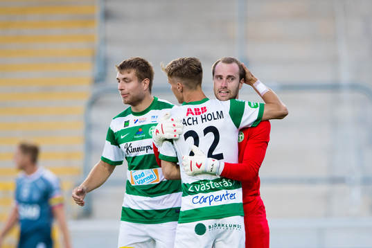 Västerås målvakt Daniel Svensson jublar med Kevin