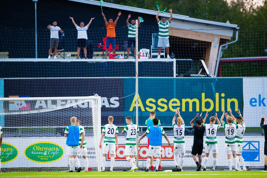 Västerås spelare jublar med supportrar
