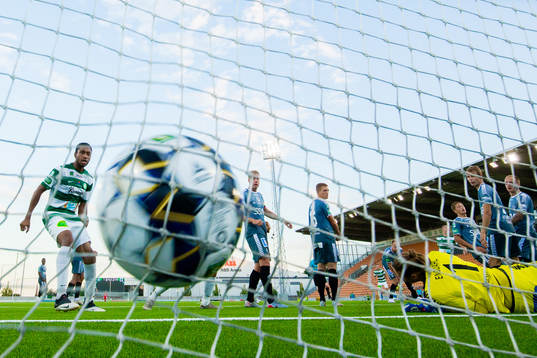 Västerås Jonas Hellgren gör 2-0 bakom Brages målvakt
