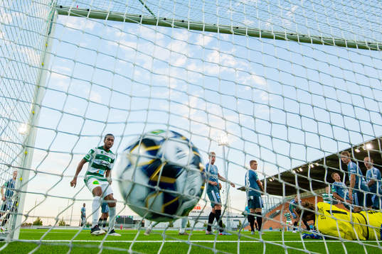 Västerås Jonas Hellgren gör 2-0 bakom Brages målvakt