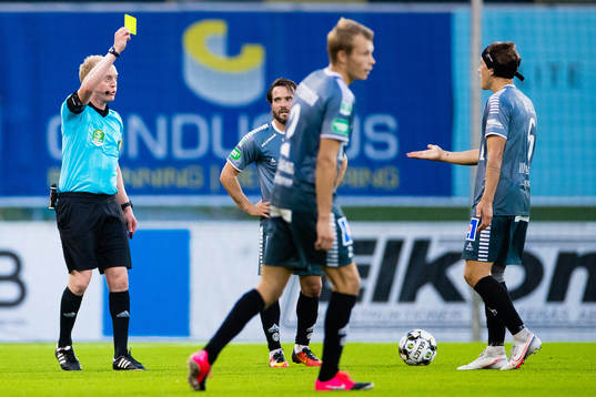 Brages Bjarni Mark Antonsson Duffield får ett gult kort av